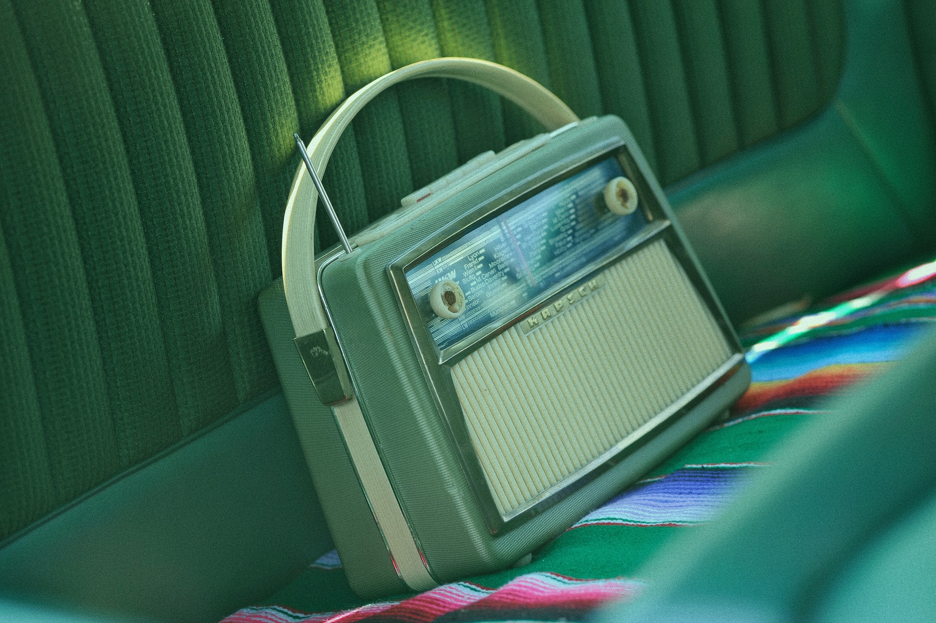 Image of old radio by Milivoj Kuhar on Unsplash