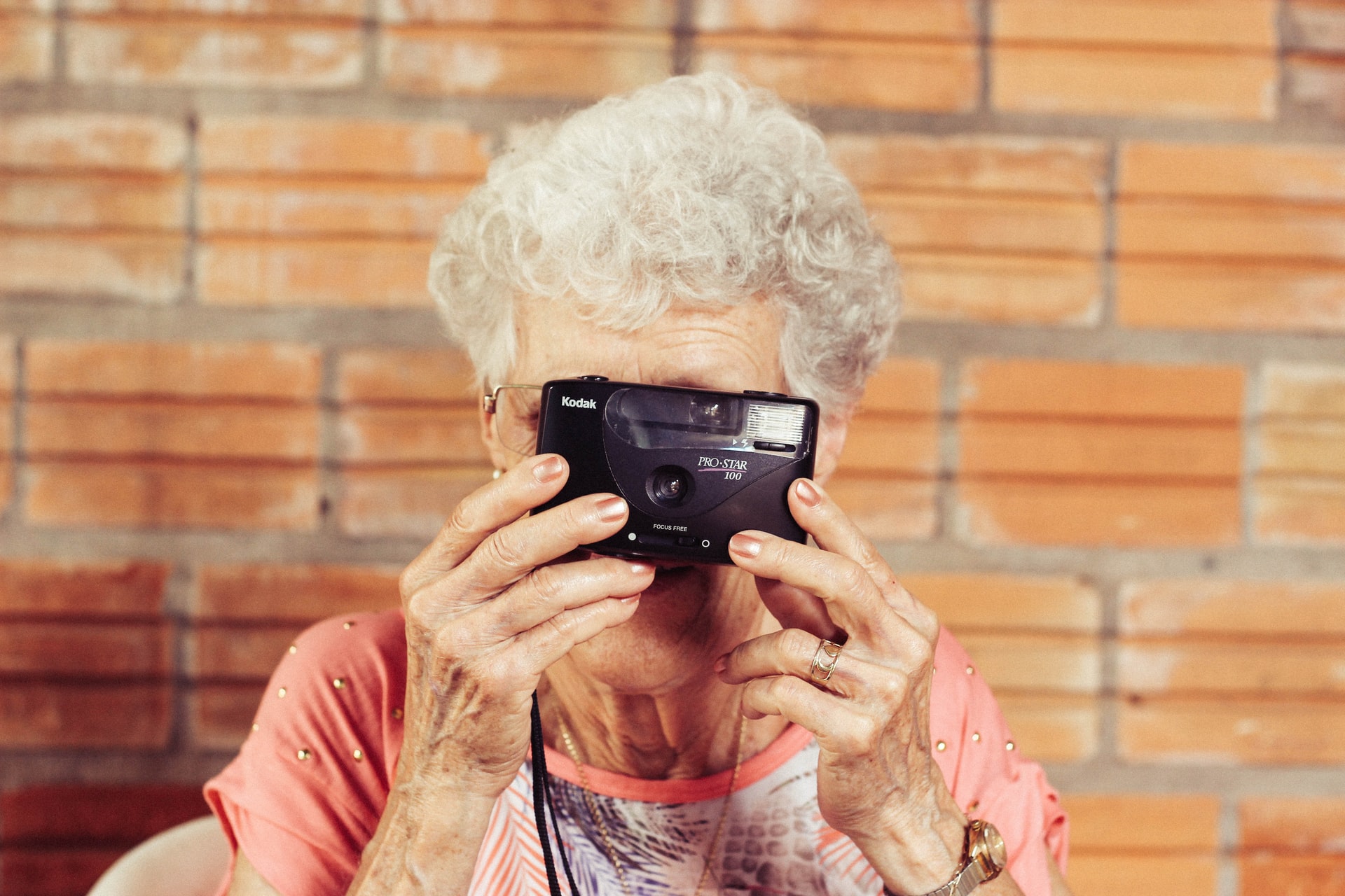 Woman holding camera, Photo by Tiago Muraro on Unsplash