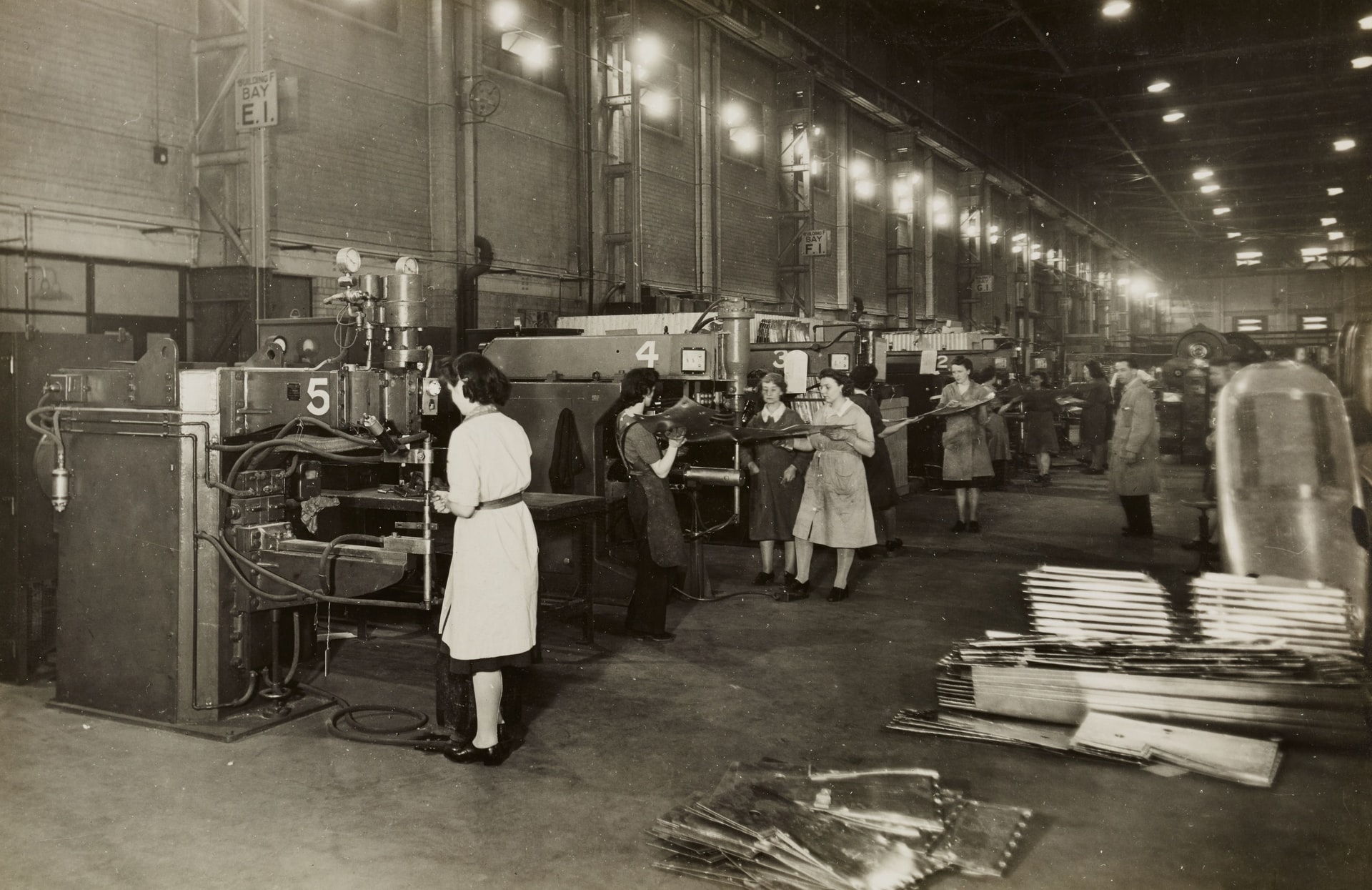Photo of Spitfire manufacture. WWII World War 2 Castle Bromwich Aeroplane Factory, Birmingham 1940-46. Manufacturers: Vickers Armstrong by Birmingham Museums Trust on Unsplash